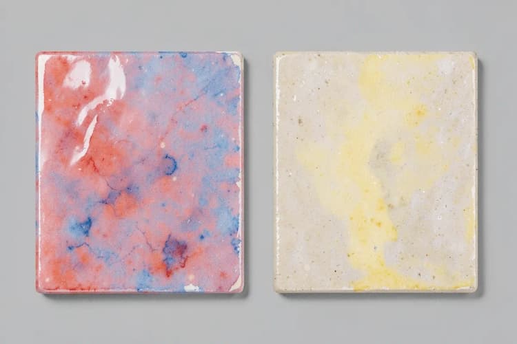 Comparação lado a lado de um pedaço de película protetora de pintura (PPF) e um azulejo cerâmico, mostrando suas texturas distintas.